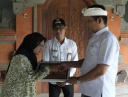 Wujud Kepedulian, Bupati Kembang Serahkan BTT kepada Dua Keluarga Warga Jembrana Korban Bencana Alam