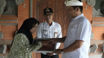 Wujud Kepedulian, Bupati Kembang Serahkan BTT kepada Dua Keluarga Warga Jembrana Korban Bencana Alam