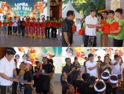 Bupati Kembang Serahkan Hadiah Pemenang Lomba Tari Bali dan Bagikan Bansos