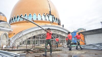 Bakti Tanpa Pamrih, Prajurit Petarung Pasmar 3 Gotong-royong Bangun Masjid Al-Akbar Sorong