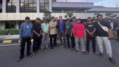 Anggota DPR Beri Bantuan dan Penghargaan kepada Penyelamat Korban KMP Tunu Pratama Jaya yang Tenggelam di Selat Bali