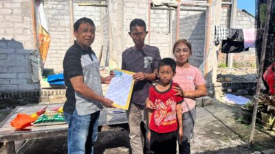 Serahkan Dokumen dan Berikan Bantuan Sembako, Plt. Kadis Dukcapil Jembrana: Saya Harus Gercep karena Sebagai Pelayan Masyarakat