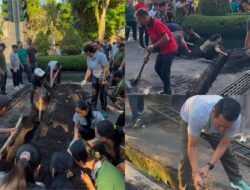 Gelar Gotong Royong Antisipasi Potensi Banjir, Bupati Kembang: Pencegahan Lebih Baik Daripada Penanggulangan