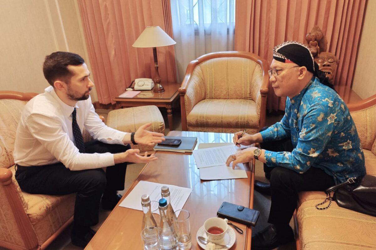 Foto: Pejabat Kedubes Rusia, Mr. Alexander Tumaykin (kiri) berdiskusi dengan Wilson Lalengke terkait seminar online internasional