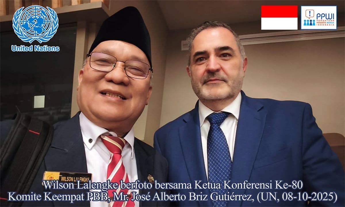 Keterangan foto: Wilson Lalengke berfoto bersama Ketua Konferensi Ke-80 Komite Keempat PBB, Mr. José Alberto Briz Gutiérrez, usai konferensi.